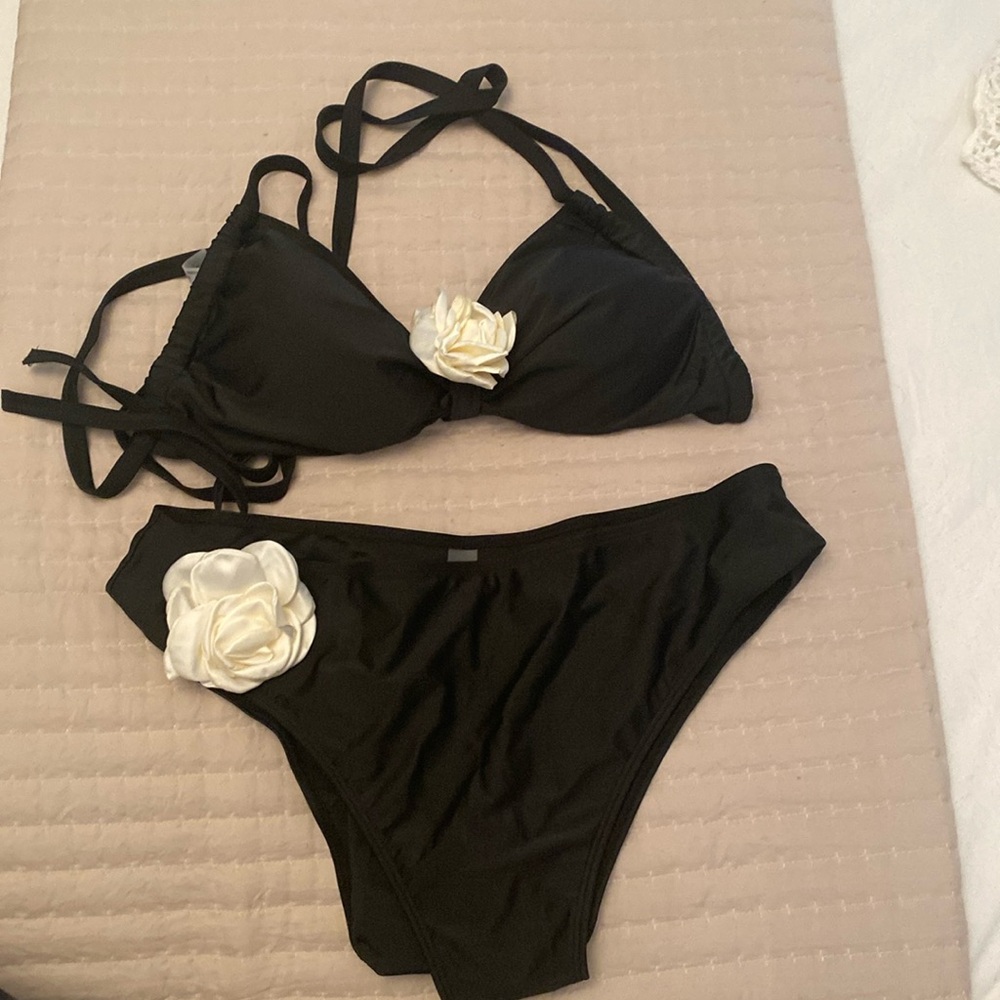 NWOT bikini black with crème flower